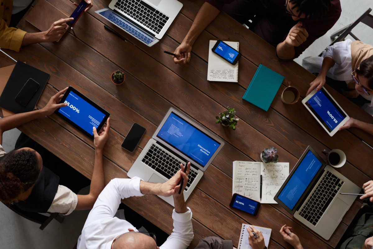 Équipe réunie autour d'une table de travail